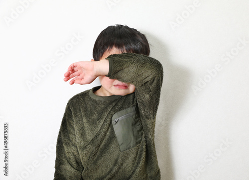 泣き顔の男の子。泣いているアジアの男の子。
