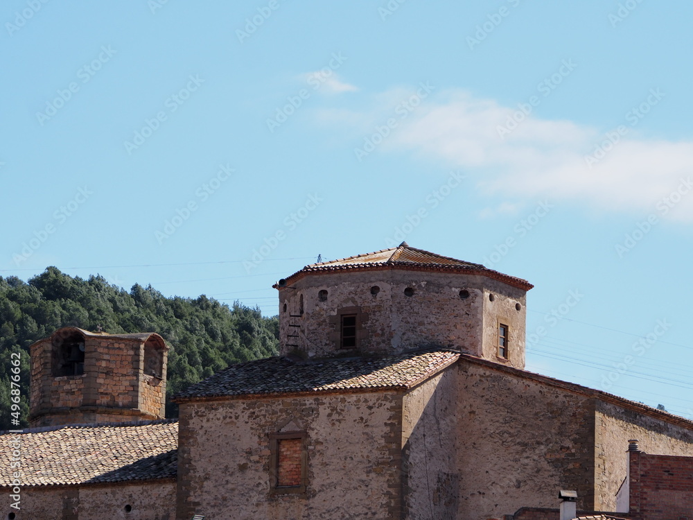 vista exterior de la parroquial de sant miquel de camarasa con campanario, cimborrio, lérida, españa, europa