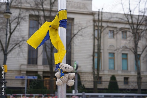 Kleiner Plüschbär mit den Nationalfarben der Ukraine gegenüber der Botschaft von Russland in Berlin photo
