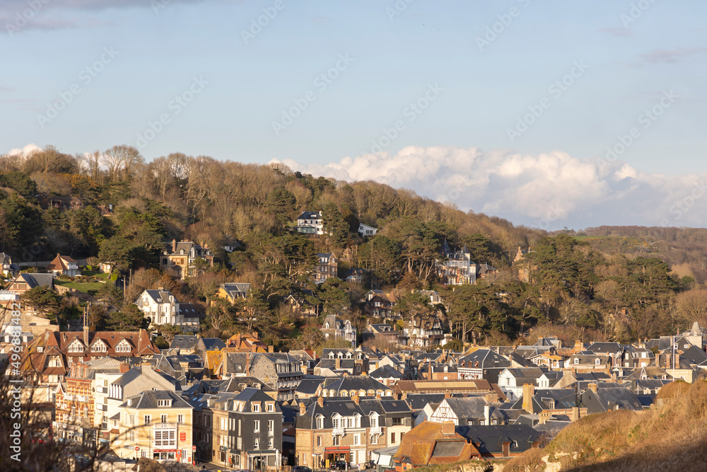 Étretat ville balnéaire en normandie et ses falaises de craie blanche