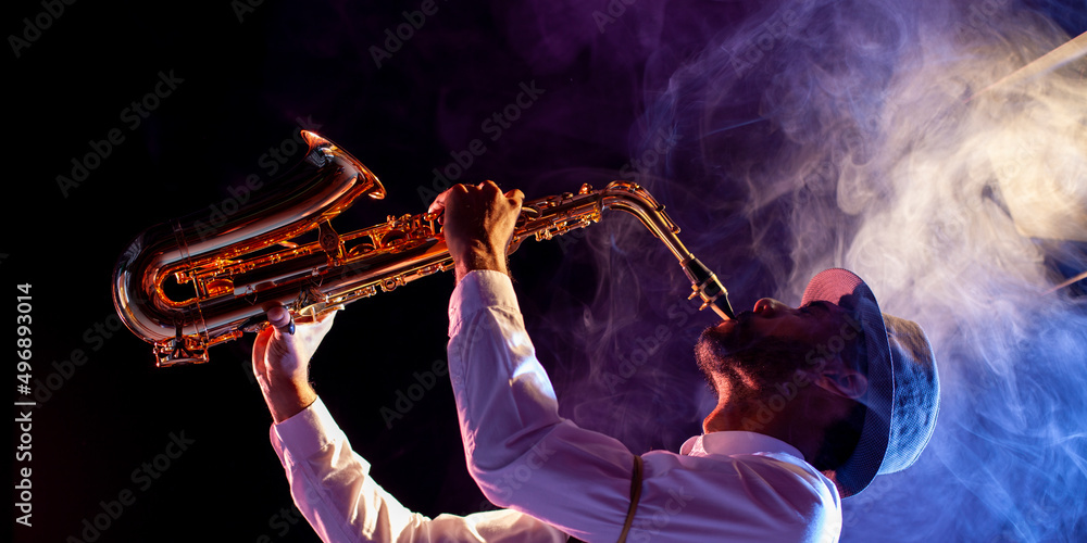 Saxofonista sintiendo la música. Música en vivo. Concierto. Jazz.