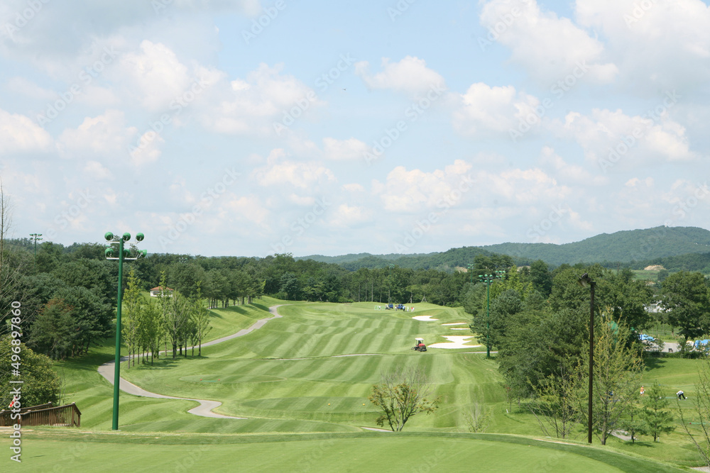 Naklejka premium healthy and strong diet sports with green grass and beautiful golf course blue sky golf, 푸른잔디 아름다운 골프장 파란하늘 골프로 건강하고 튼튼한 다이어트 스포츠