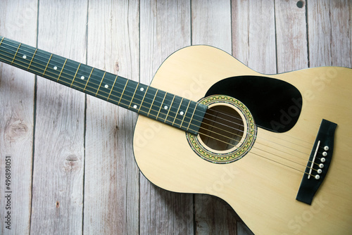 Preciosa guitarra acústica sobre fondo de madera