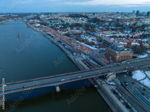 Fototapeta Naklejka Na Ścianę i Meble -  Duża rzeka widziana z drona podczas zachodu słońca, Warszawa, widoczne zabudowania i brzeg, mosty