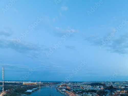 Duża rzeka widziana z drona podczas zachodu słońca, Warszawa, widoczne zabudowania i brzeg, mosty © Arkadiusz