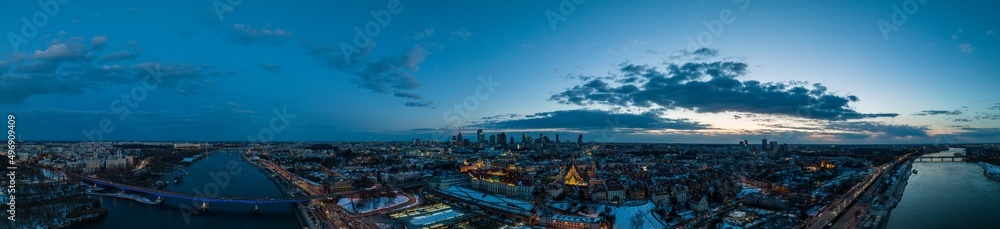 Panorama, Widok na zamek królewki i stare miasto w Warszawie z drona, w tle wieżowce, zaśnieżone dachy, zachód słońca