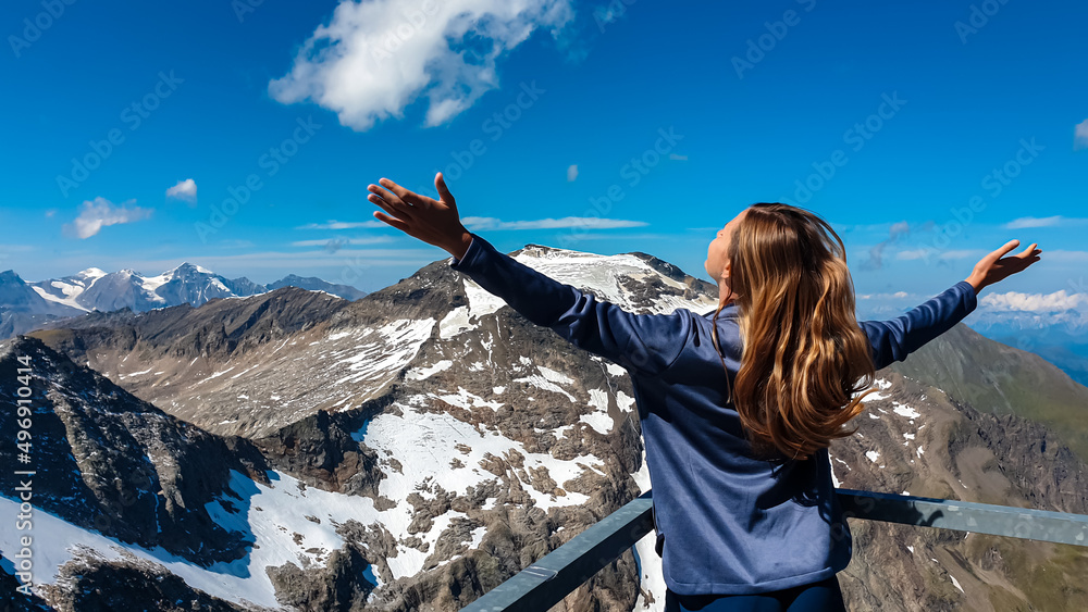 Φωτογραφία Woman enjoying the panoramic view from Hoher Sonnblick on mountain ranges of High Tauern Alps in Carinthia, Salzburg, Austria, Europe
