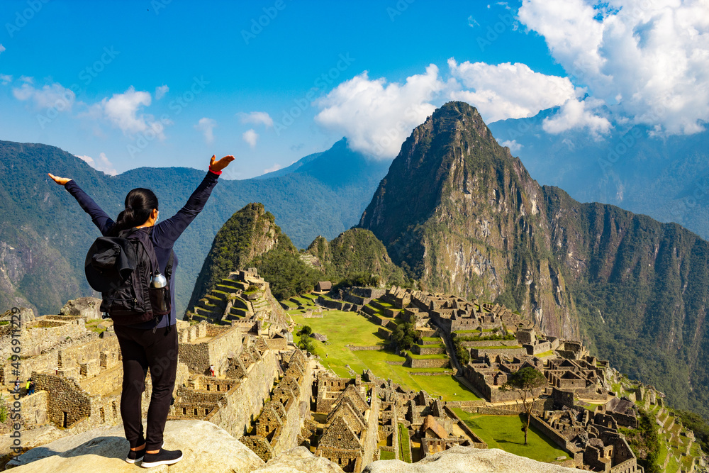 Obraz premium Chica en Machu Picchu - La ciudad perdida de los Incas en Perú, América del Sur. Ubicado en lo alto de la Cordillera de los Andes, es Patrimonio de la Humanidad por la UNESCO una maravilla