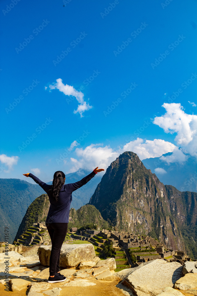 Obraz premium Mujer disfrutando de la vista de Machu Picchu Perú América del Sur
