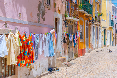Quadro su tela Narrow street of the old town at Portuguese town Setubal