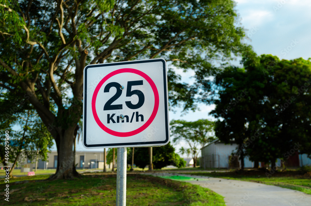 twenty-five kilometers per hour traffic signal in a bike route