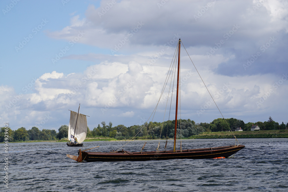 Φωτογραφία old fashion river boats on the loire, france on a summer day