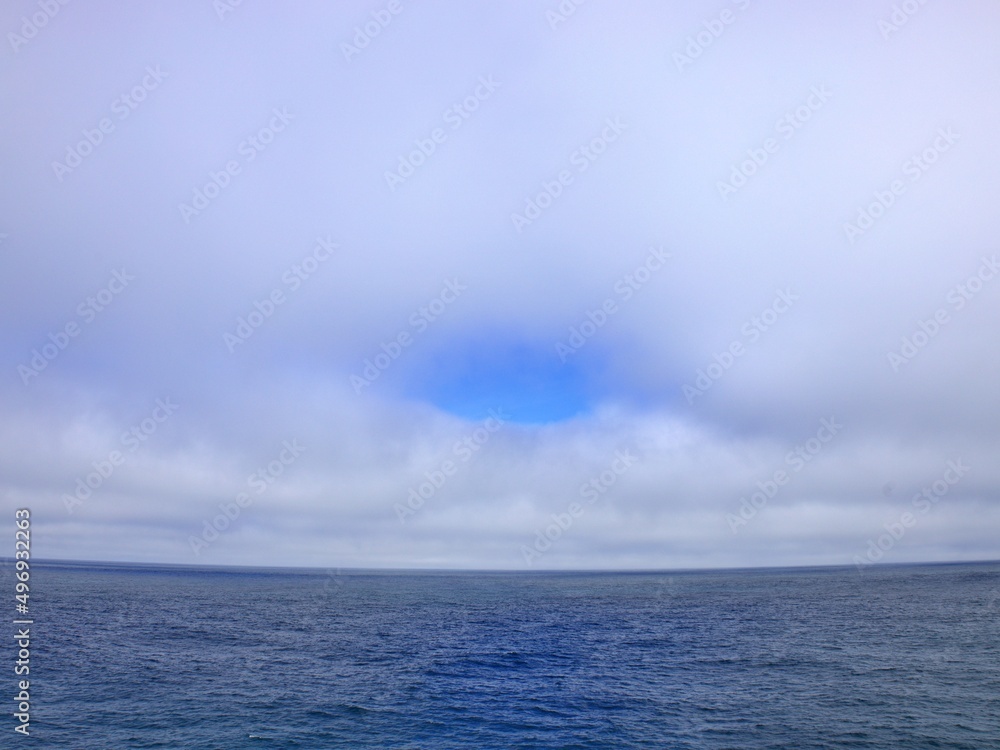 Ozean unter Wolkenhimmel