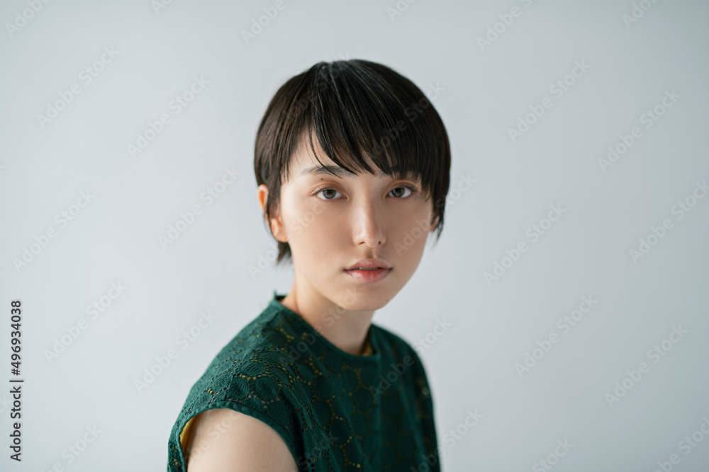 ショートヘアの女性