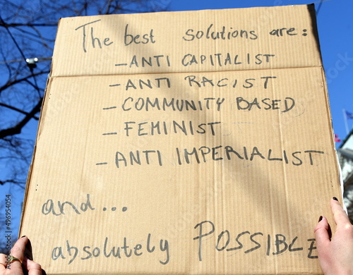 Schild auf einer Demo: Die besten Lösungen sind: .Antikapitalist, Antirassist, Gesellschaft, Feminist, Antiimperialist - und das ist absolut möglich."