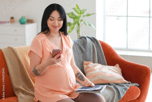 Young pregnant woman with m...