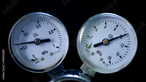 Foto Arrow indicators of pressure in the gas pipeline