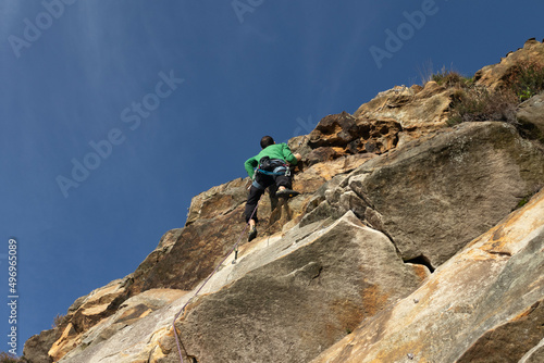 Hombre escalador trepando roca