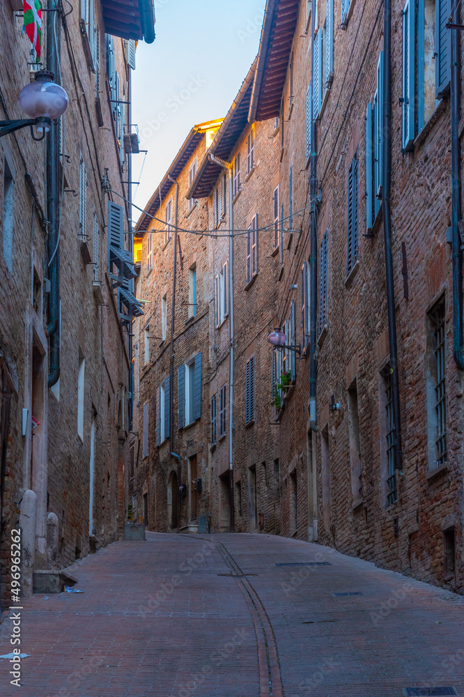 Φωτογραφία Narrow street in the old town of Urbino in Italy