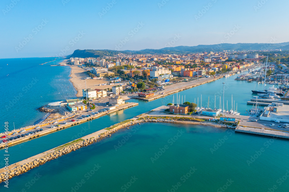 Φωτογραφία Aerial view of marina in the Italian town Pesaro