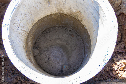 installation of a rotary well of a free-flow sewer for drainage, storm or waste water for draining wastewater