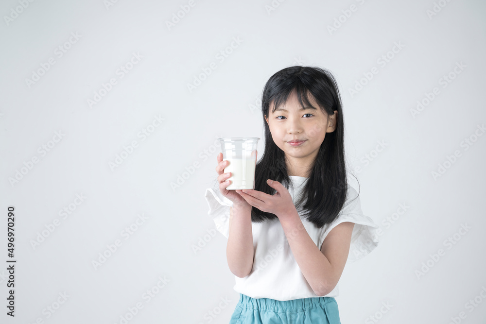 牛乳を手に持つ小学生の女の子 牛乳を手に持つ小学生の女の子