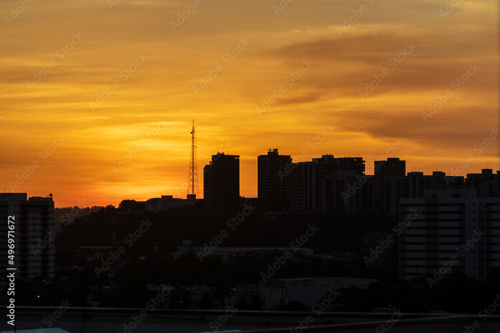 Sombras e silhuetas de prédio no pôr do sol laranja