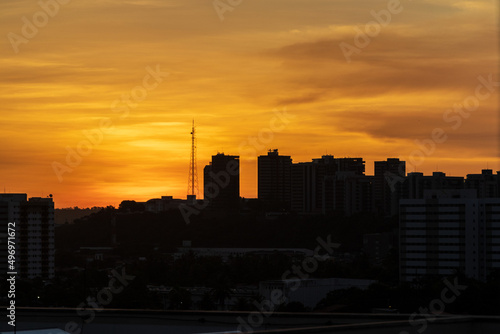 Sombras e silhuetas de prédio no pôr do sol laranja