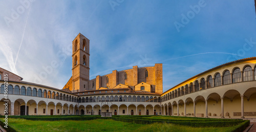 Fotografia courtyard of the convent of San Domenico in Perugia, Italy