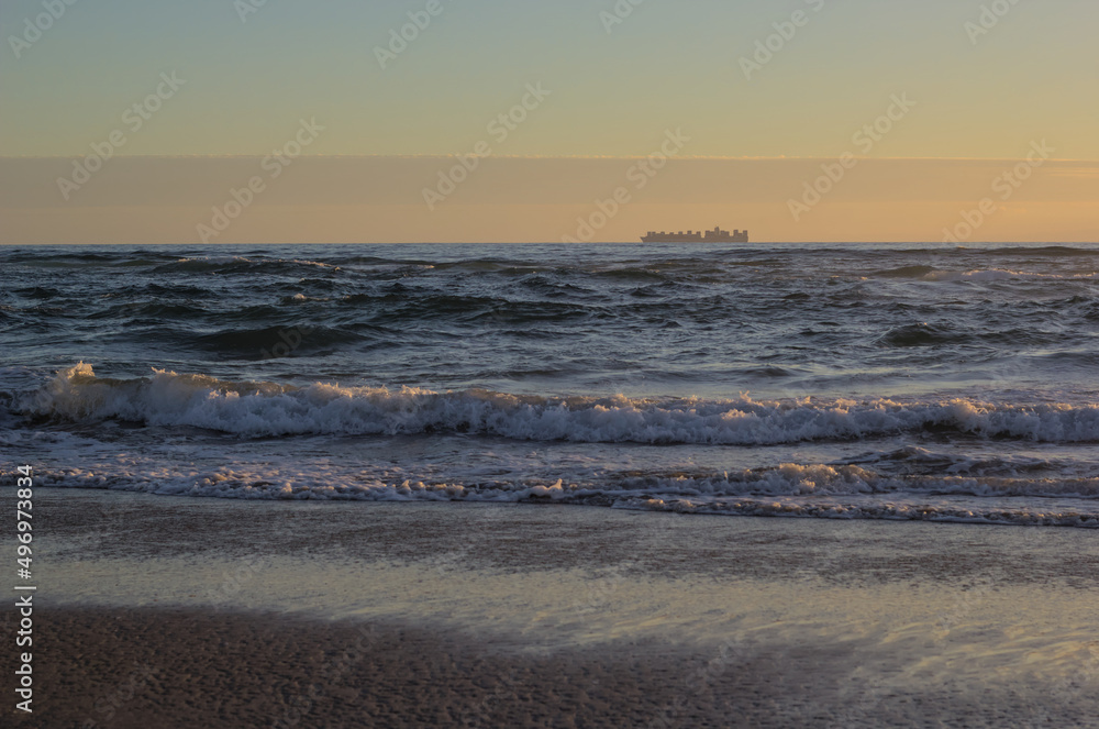 carguero o barco de carga en el horizonte de el mar bajo la puesta de sol