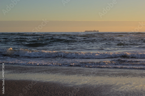 carguero o barco de carga en el horizonte de el mar bajo la puesta de sol
