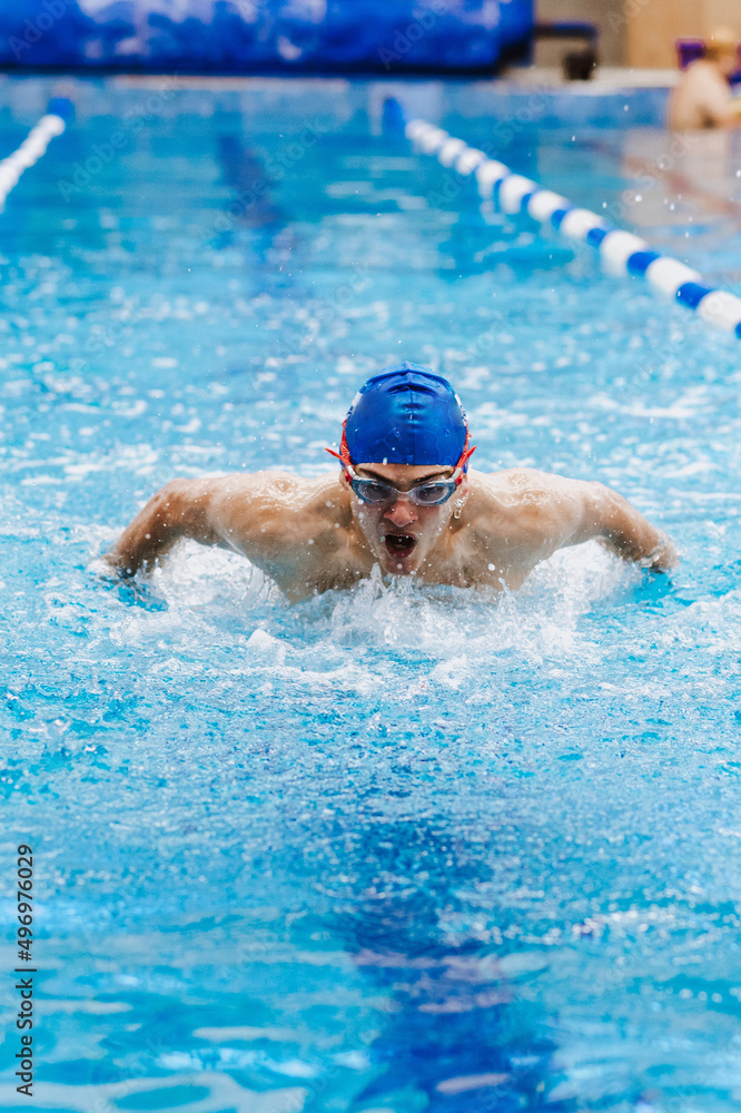 hispanic young man swimmer athlete wearing cap and goggles in a swimming  training at the Pool in Mexico Latin America foto de Stock | Adobe Stock