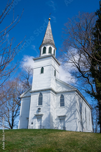 Obraz na płótnie Warwick, NY - USA - April 2, 2022: Vertical view of the historic Old School Baptist Meeting house ilocated in the village of Warwick. w salonie