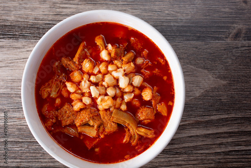 Fotografía A top down view of a bowl of menudo with hominy topping.