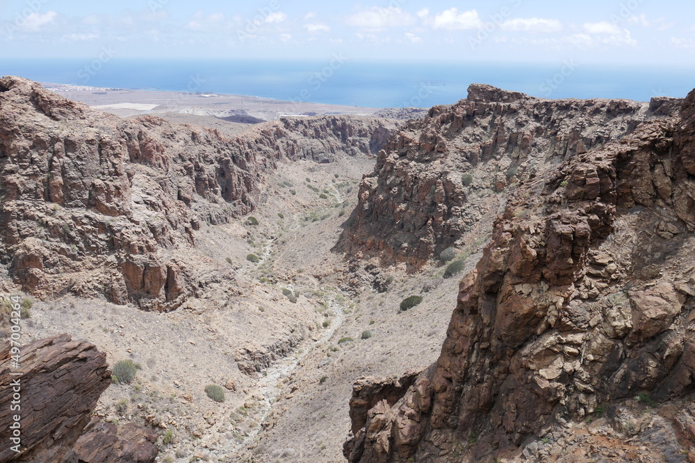 Trockene Landschaft mit Felsen auf Gran Canaria