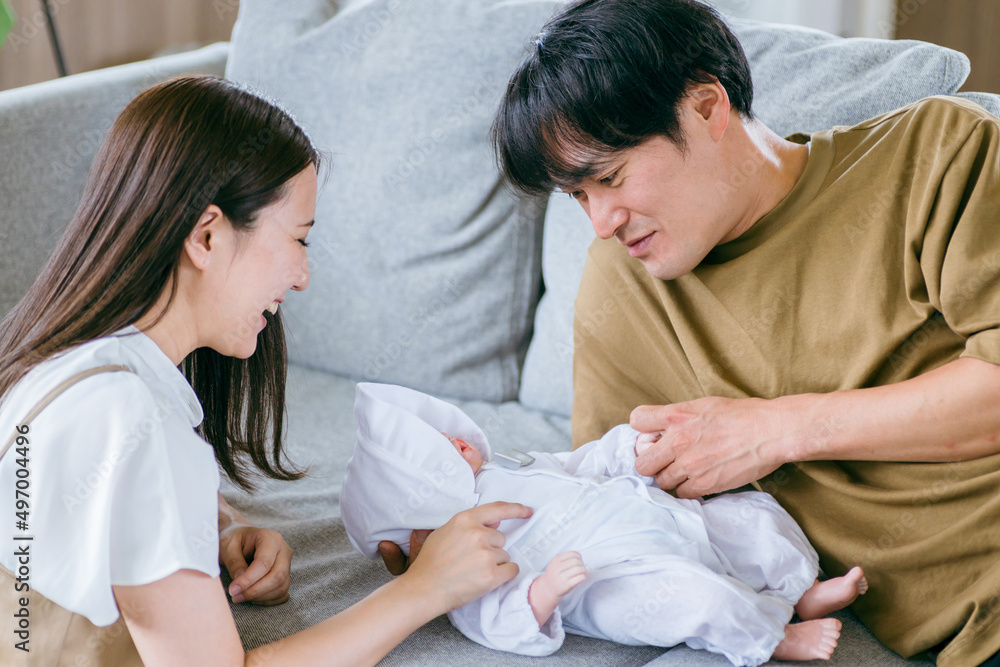 Obraz premium 赤ちゃんを世話する男性と女性 