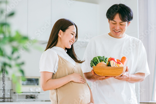 Fotografie 野菜を持つ妊婦と男性