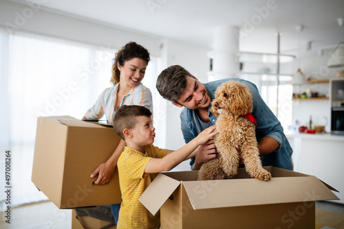 Foto Husband and wife and their son with pet moving in new home.