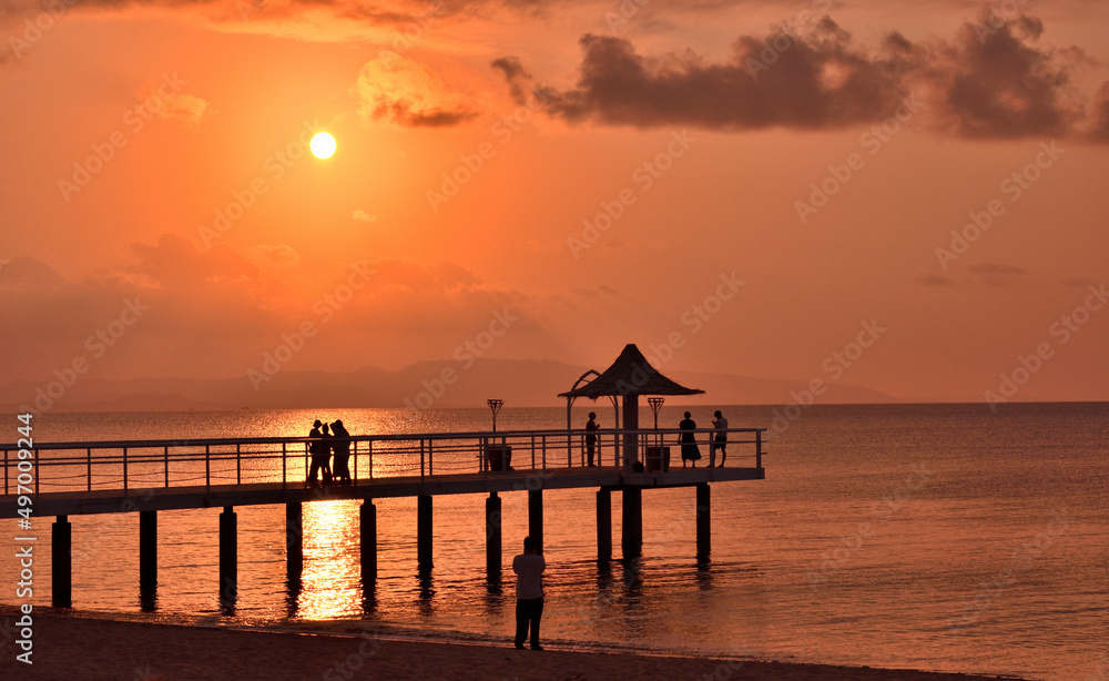 沖縄の夕焼けに照らされる海と橋