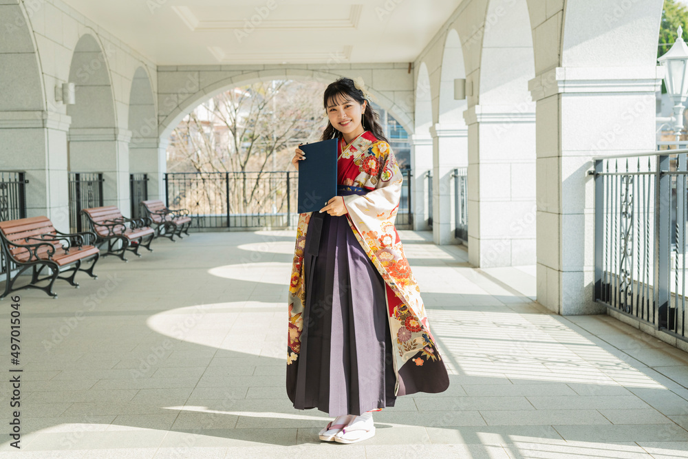 卒業を迎えた女子大学生 卒業を迎えた女子大学生