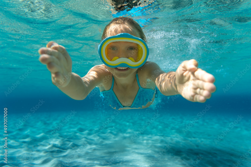 Fototapeta premium Underwater portrait of child in the sea