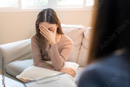 Foto Stressed Asian teens are treated by a psychologist or psychiatrist in a psychiatric clinic or hospital