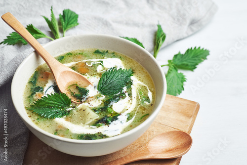 Foto Vegan nettle soup on rustic wooden table
