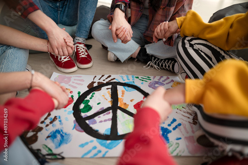 Foto Cut out of students praying for peace in world at school.