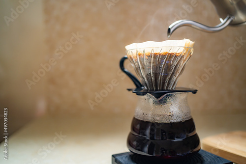 Foto Making pour over coffee with dripper, carafe and kettle