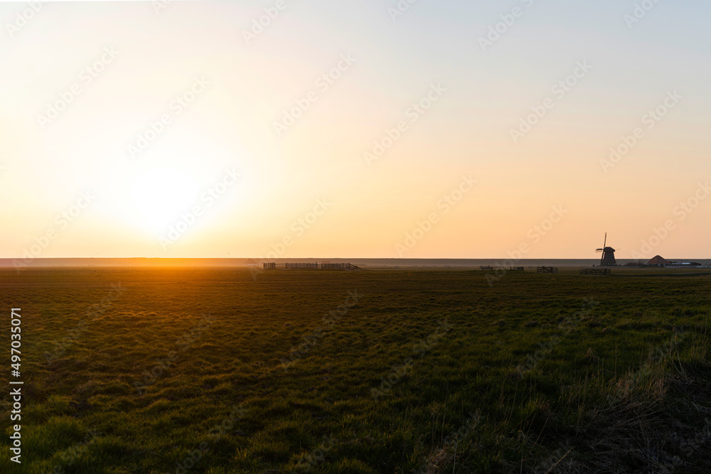 Windmühle in Niederlande im Sonnenuntergang Windmühle in Niederlande im Sonnenuntergang