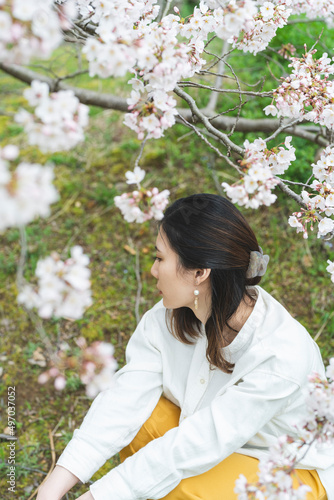 満開の桜の花と爽やかな女性