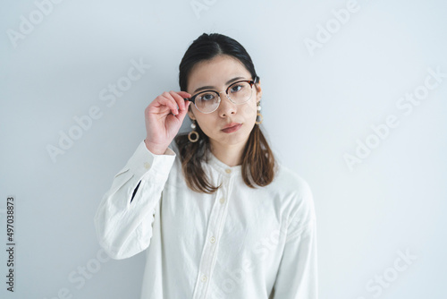 眼鏡をかけた知的な女性