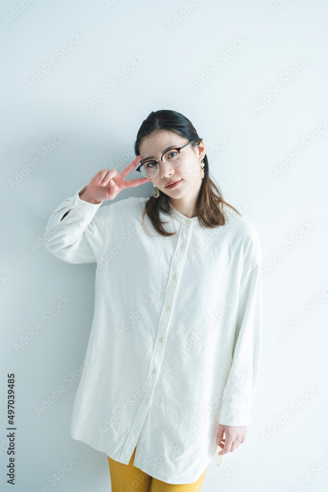 ピースサインをする爽やかな女性 ピースサインをする爽やかな女性