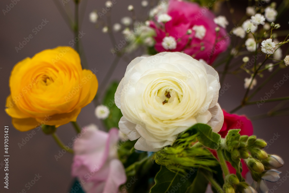 Obraz premium バラが中心のフラワーアレンジメント